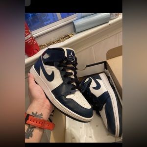 Jordan 1 mid